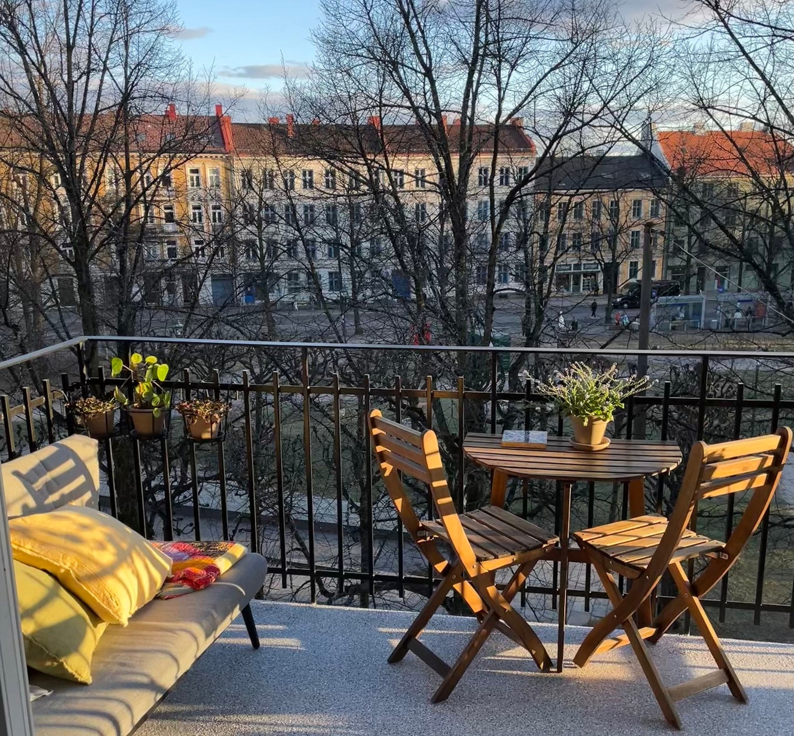 Vinter og vår gir et luftig utsyn over parklandskapet på Gråbeinsletta og ærverdige bygårder i Kierschows gate. Selgers bilde. Galleribilde