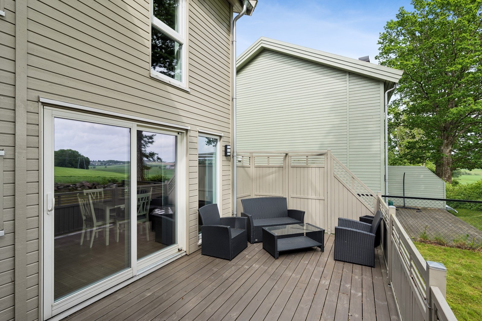 Romslig og skjermet terrasse med utgang fra stue, med god plass til sittegruppe. Galleribilde