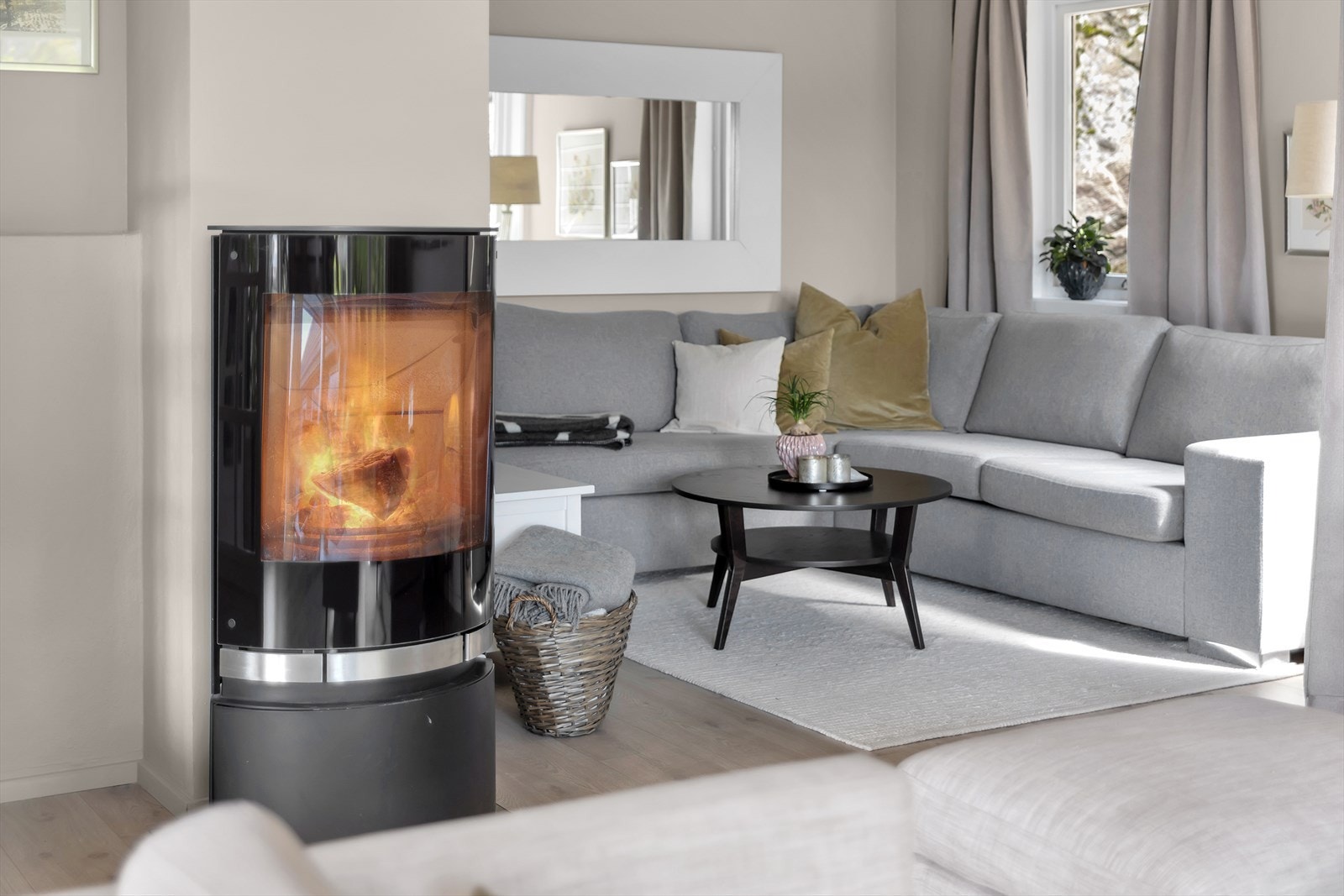 Vedovnen i stuen gir ekstra varme og hygge. Den ble kontrollert og godkjent i 2023. Galleribilde