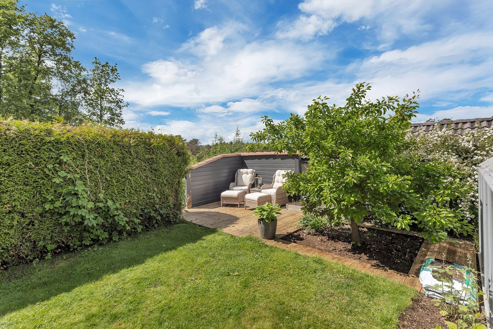 I tillegg er det en frittliggende terrasse i hagen, perfekt for å nyte rolige dager. Galleribilde