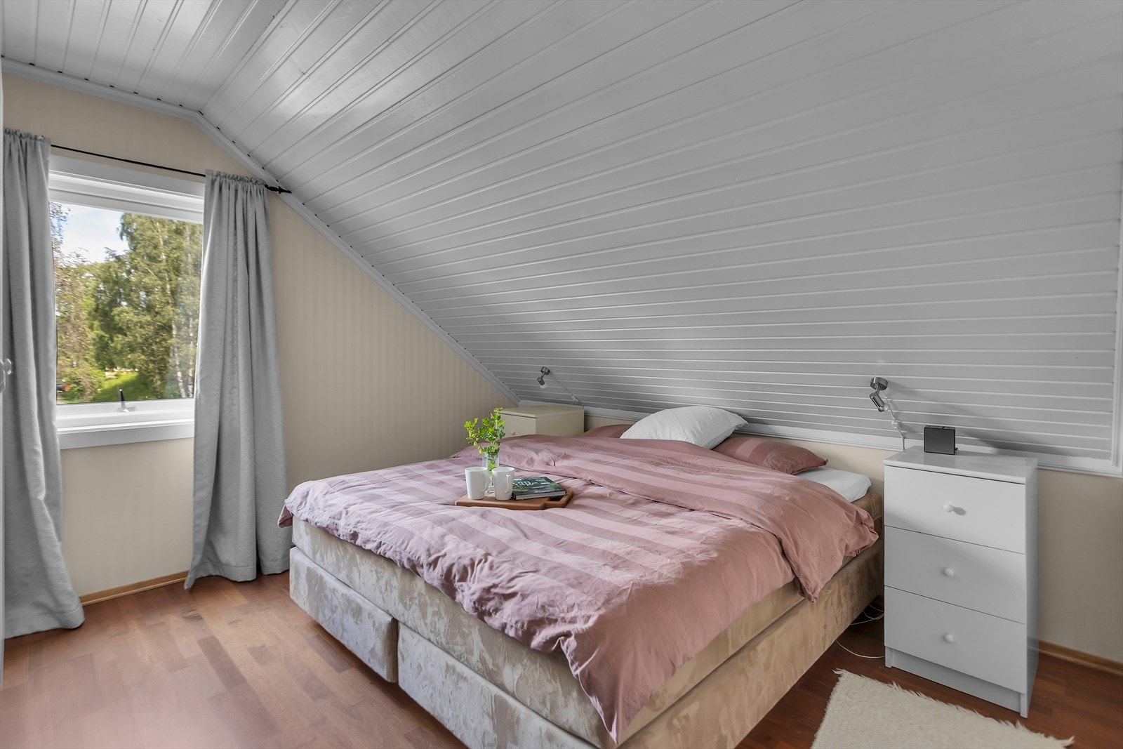 Loftsetasjen har fire soverom med god plass til seng og oppbevaring. Galleribilde
