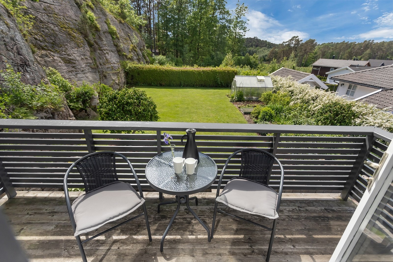 Fra verandaen er det utsikt over den grønne hagen. Galleribilde