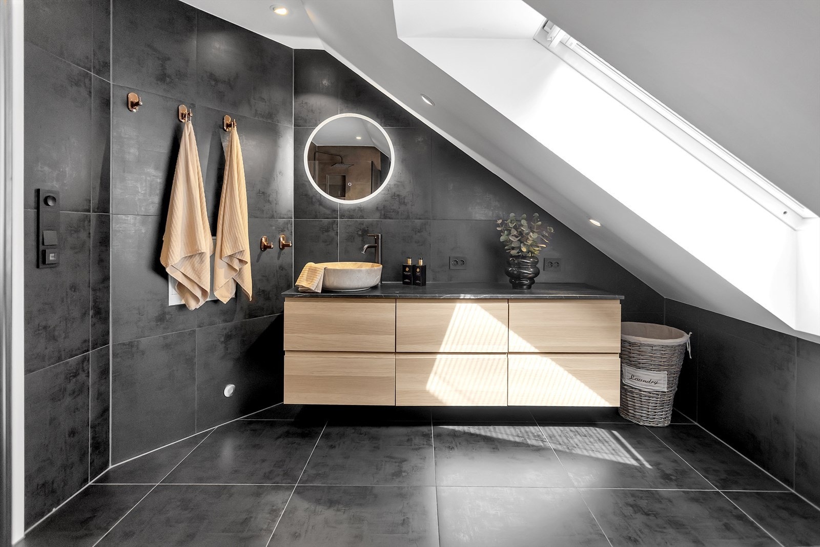 Badet på loftet ble modernisert i 2021, med flislagte gulv og vegger. Galleribilde