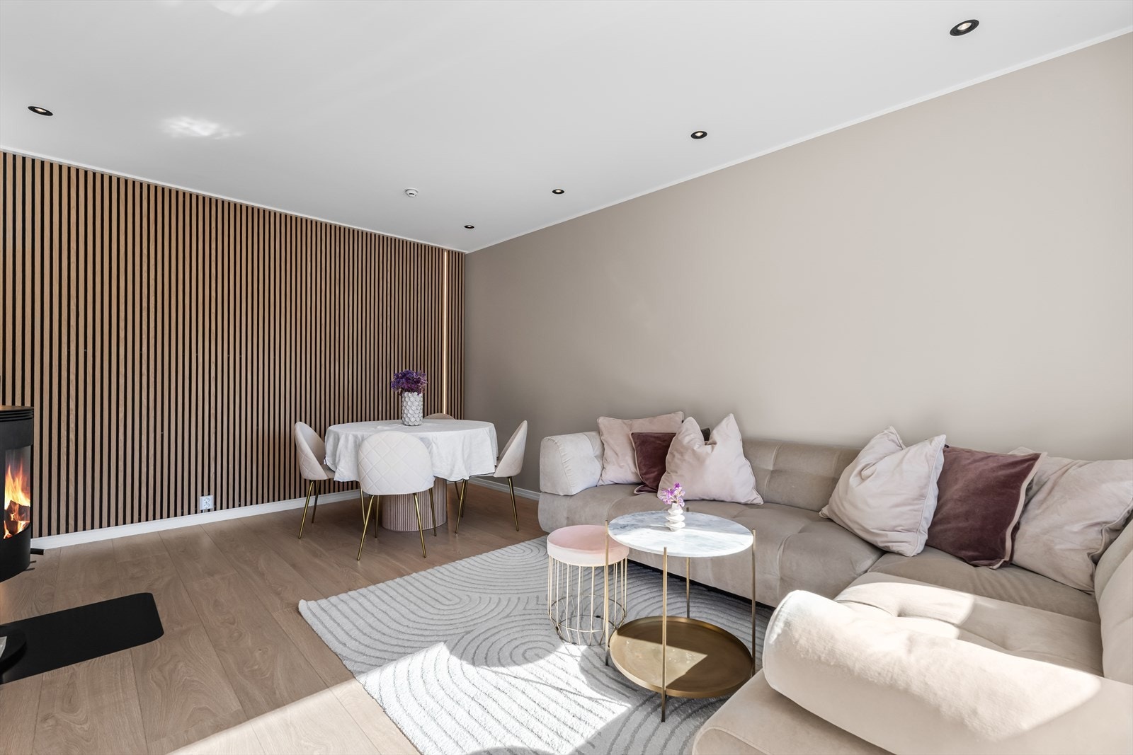 Leiligheten har en lekker spilevegg, downlights og god plass til spisebord. Galleribilde