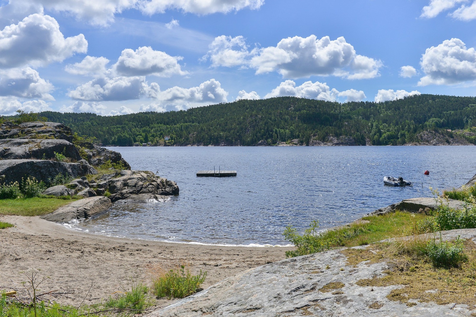 Fra boligen er det gangavstand ned til sjøen med sandstrand og bademuligheter -Flotte turområder samt kyststien Galleribilde