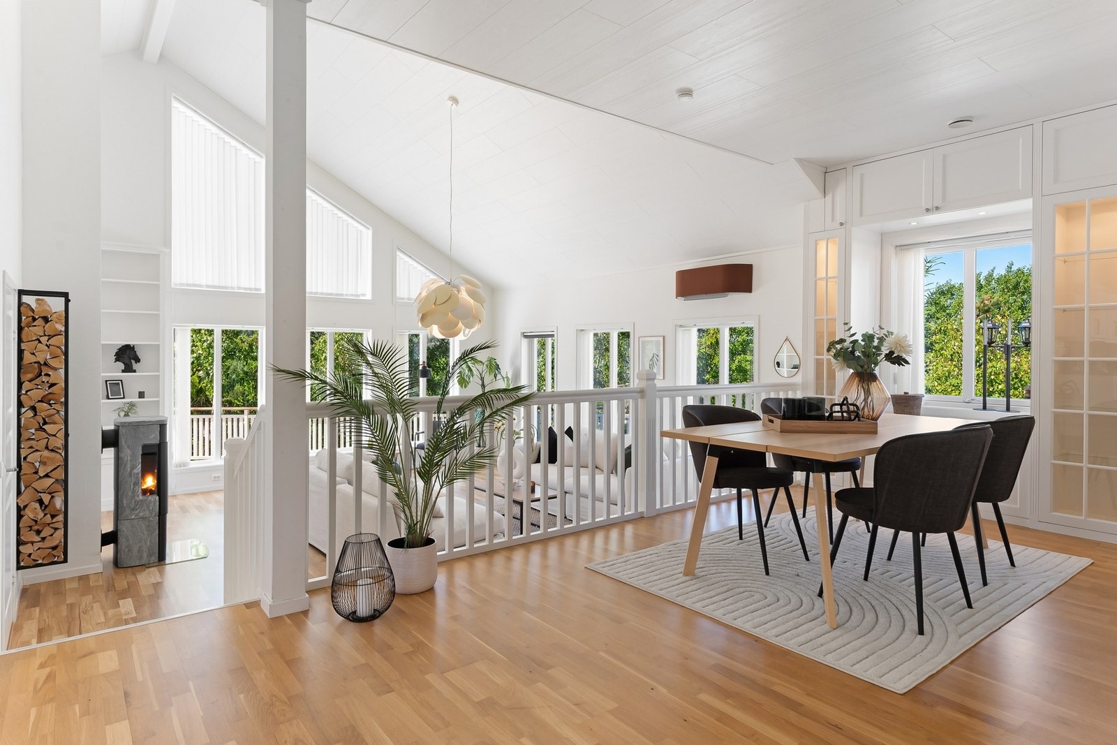 Åpen løsning, store vindusflater med naturlig lysinnslipp og åpen himling gir en meget lys og god romfølelse Galleribilde