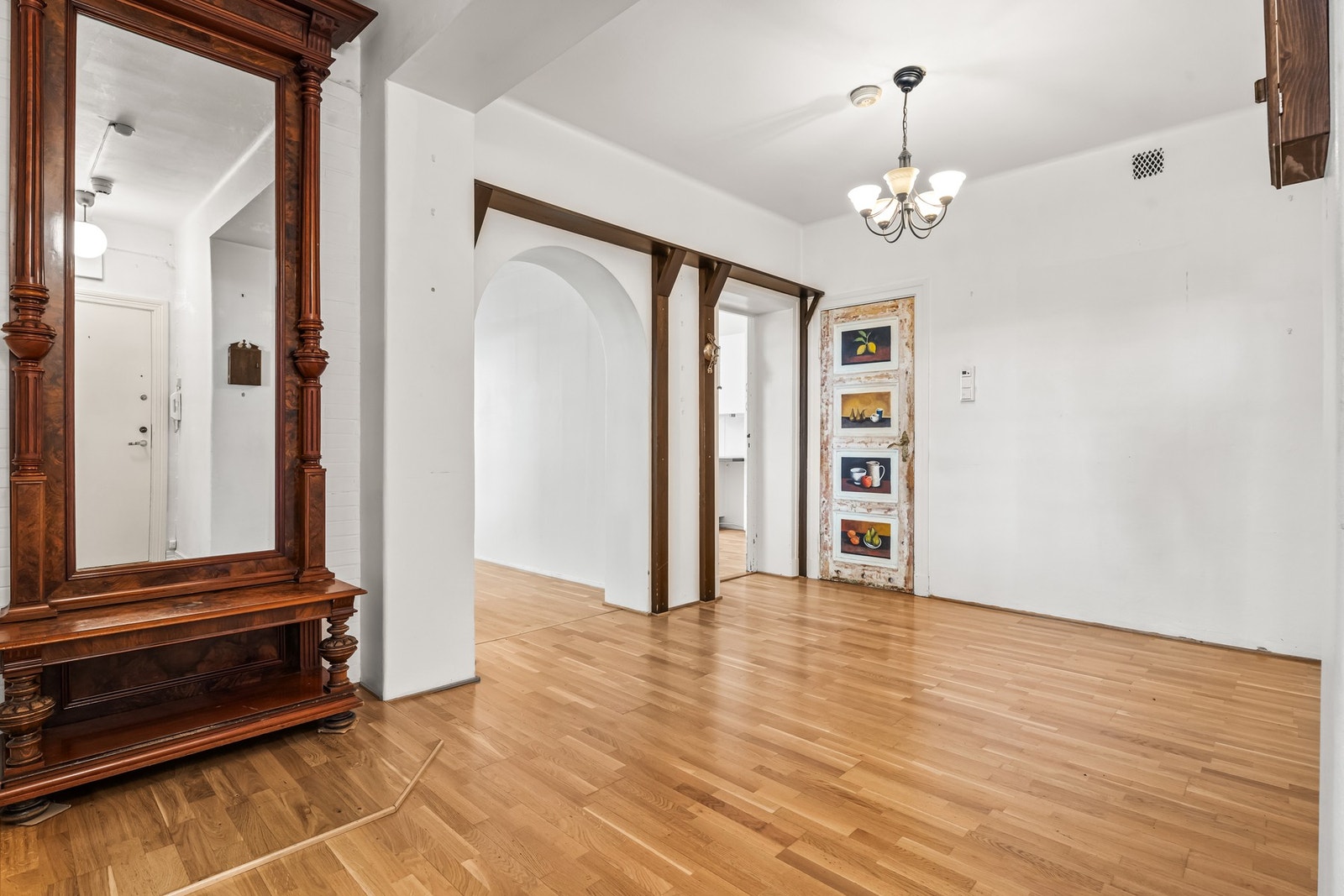 Stor hall med god plass til garderobe m.m. Galleribilde