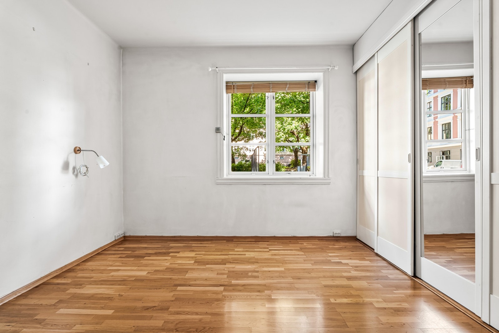 Stort soverom med skyvedørsgarderobe. Galleribilde