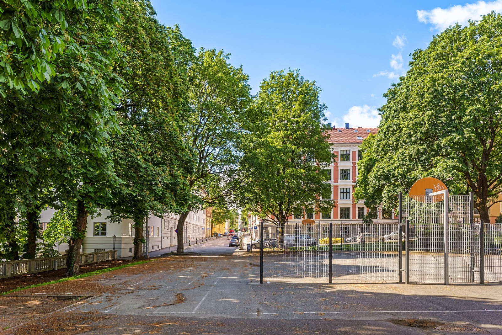 Evald Ryghs plass med store vakre trær og idrettsanlegg/lekeplass. Vinterstid er det skøytebane her når, forholdene tillater det. Ila skole ligger kun ca. 100 meter fra boligen og det er trygg skolevei. Galleribilde