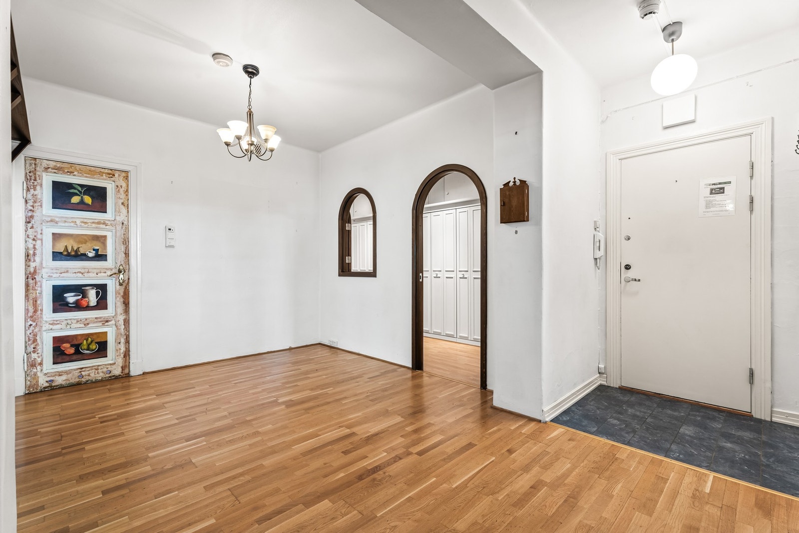 Fra hallen er det også adkomst til en bod/garderobe. Galleribilde