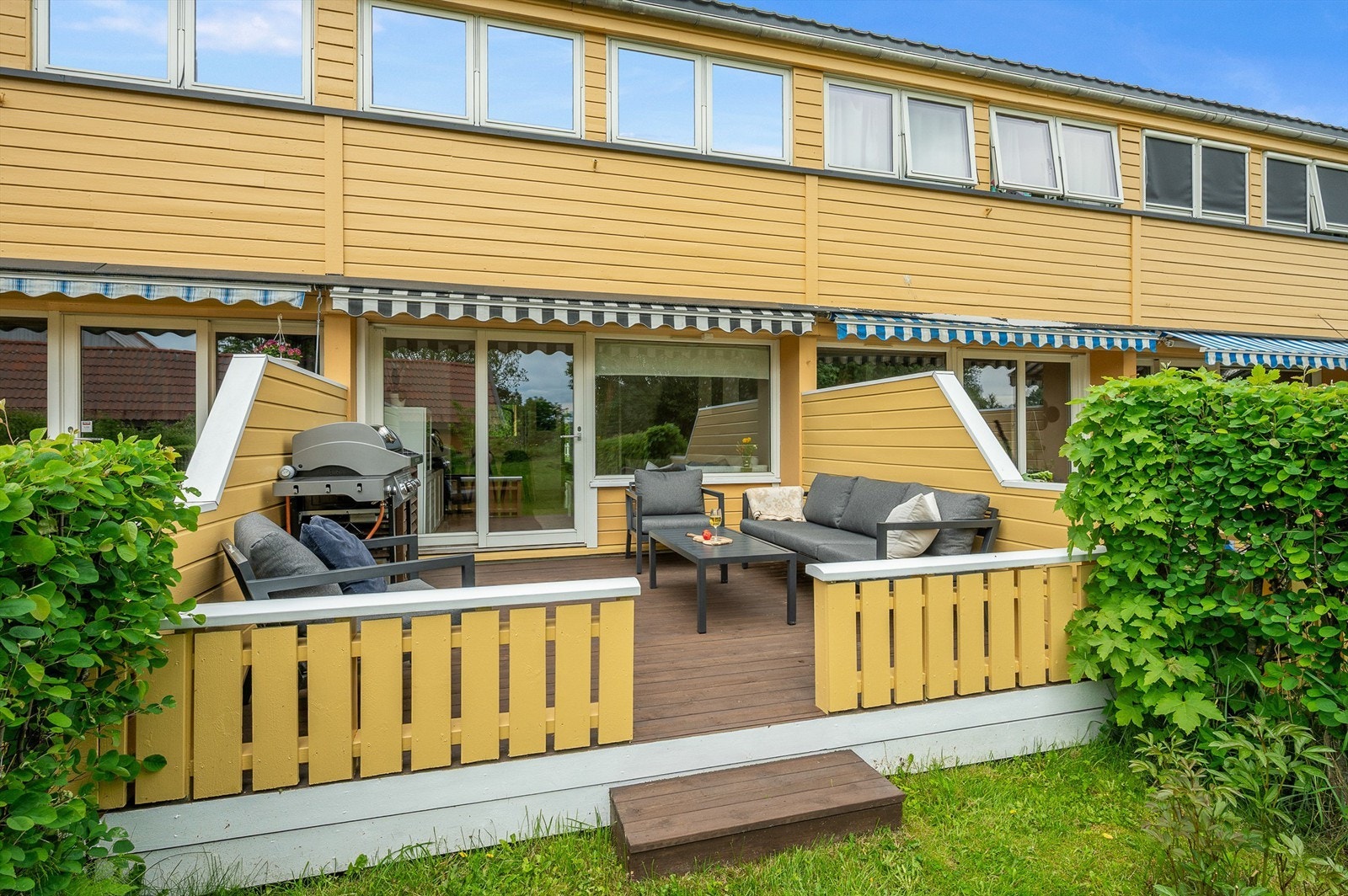 Her har man god plass til ønsket utemøblement og grill. Terrassen vil på sommerstid oppleves som en fin forlengelse av stuen. Galleribilde