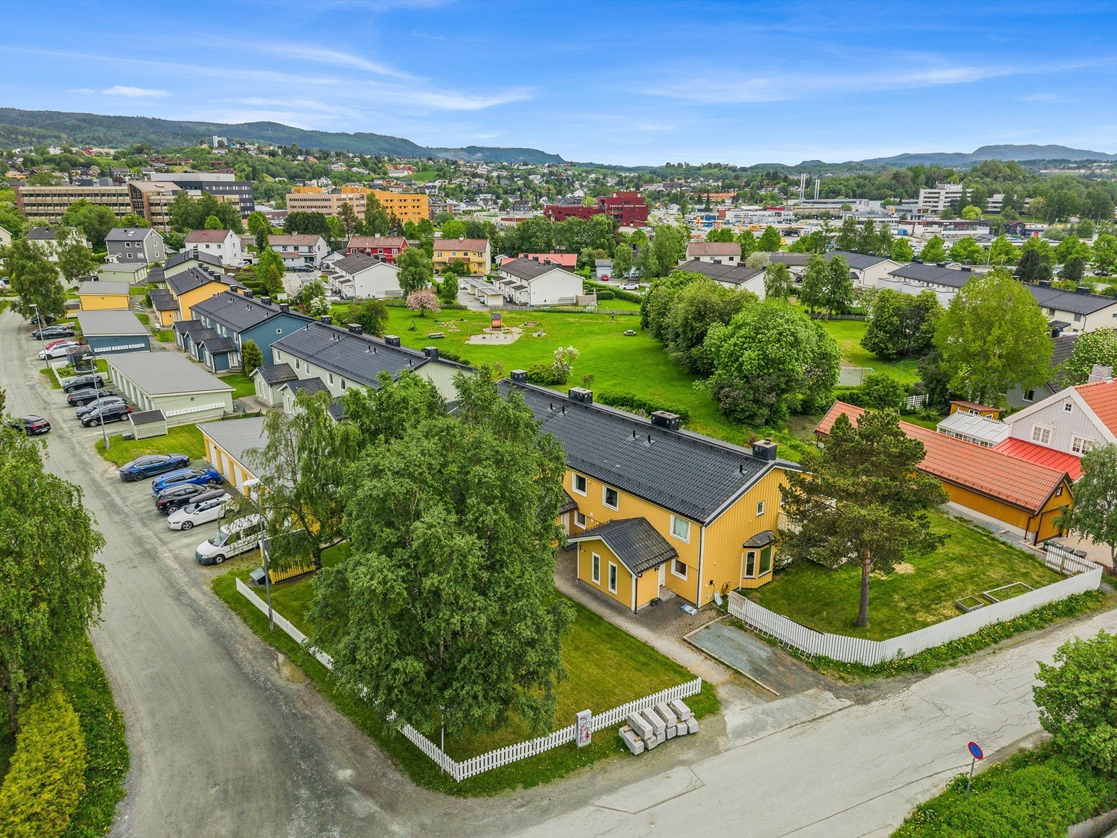 Nabolaget har rikelig med servicetilbud i nærheten. Kiwi Sorgenfri og Rema 1000 Sorgenfri ligger innen kort gangavstand, og området har de siste årene utviklet seg til å bli et attraktivt bydelssentrum med treningssentre, restauranter og møteplasser. Galleribilde