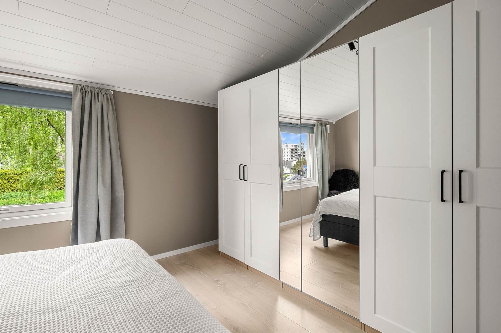 Romslig garderobe med rikelig oppbevaringsmuligheter. Galleribilde