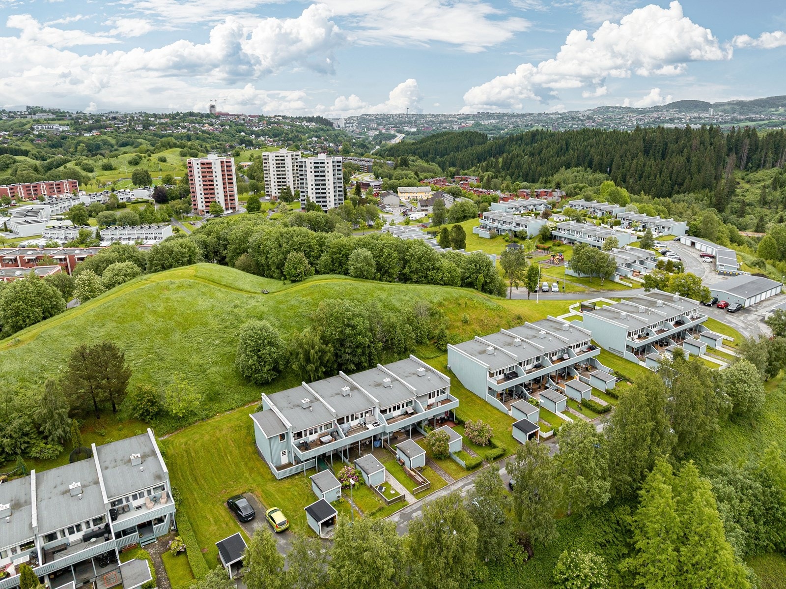 Rekkehuset ligger i et fint og familievennlig nabolag. Her har man gode muligheter for tur og rekreasjon i naturskjønne omgivelser rett utenfor boligen. Galleribilde