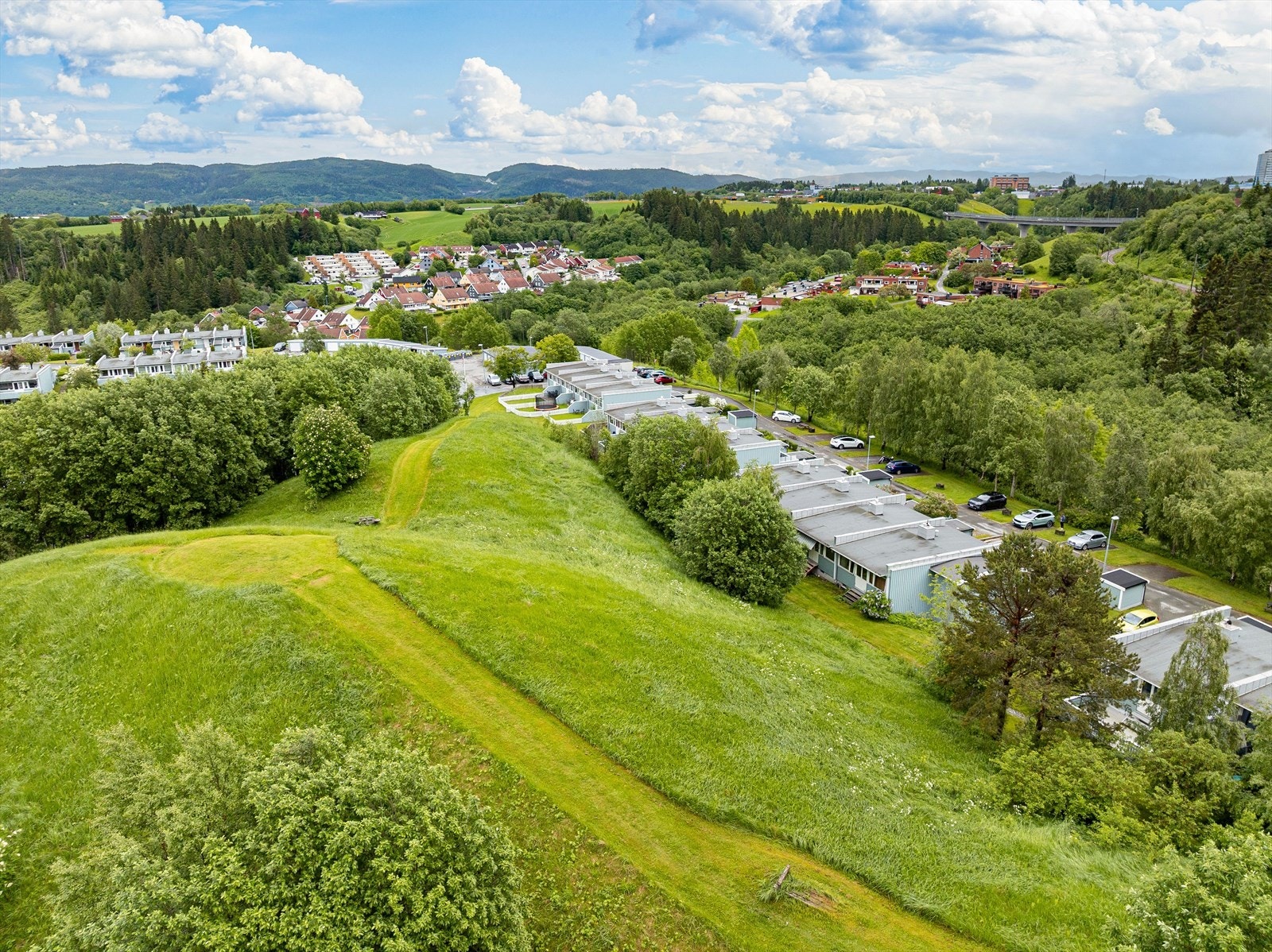 Fra boligen er det gangavstand til bussholdeplass, skole, barnehage og dagligvarebutikk. Det er også lekeplass og fotballbane i nærheten av boligen. Galleribilde