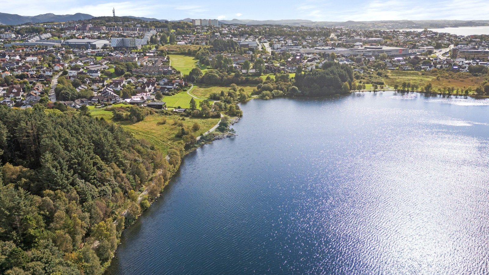 Om vinteren fryser vannene enkelte år til og gir muligheter for skøyteaktiviteter, mens sommeren innbyr til bading, piknik og lange kveldsturer i vakre omgivelser. Galleribilde