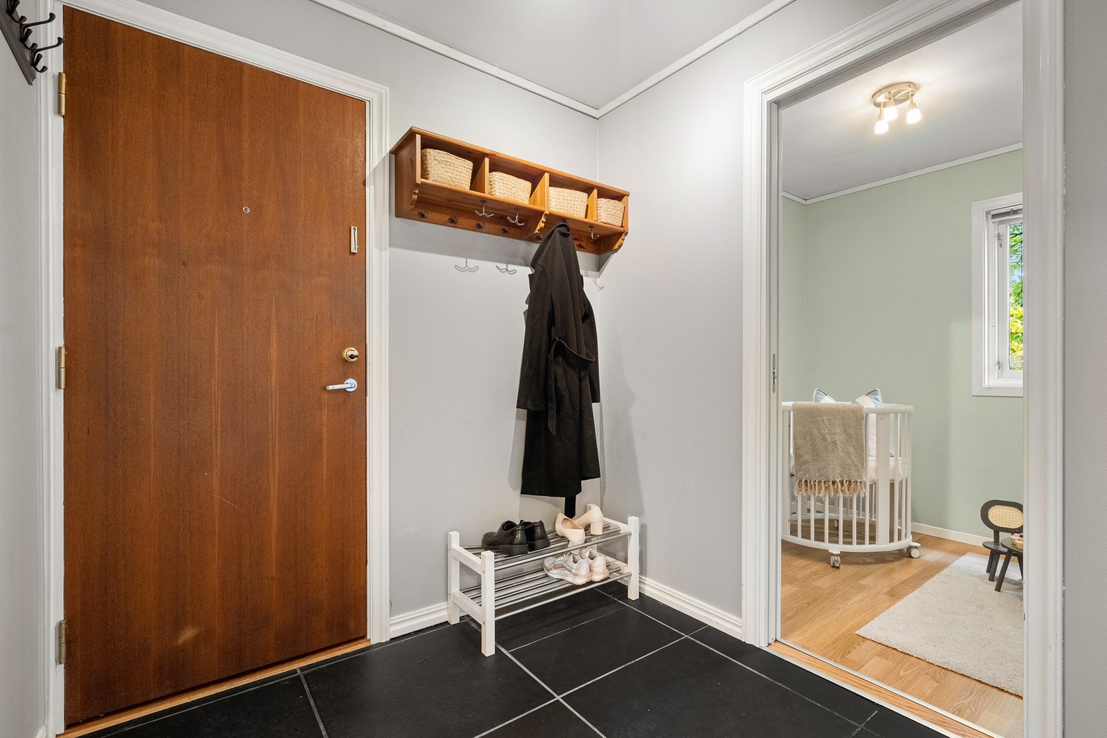 Flislagt entré med god plass til yttertøy og sko. Galleribilde