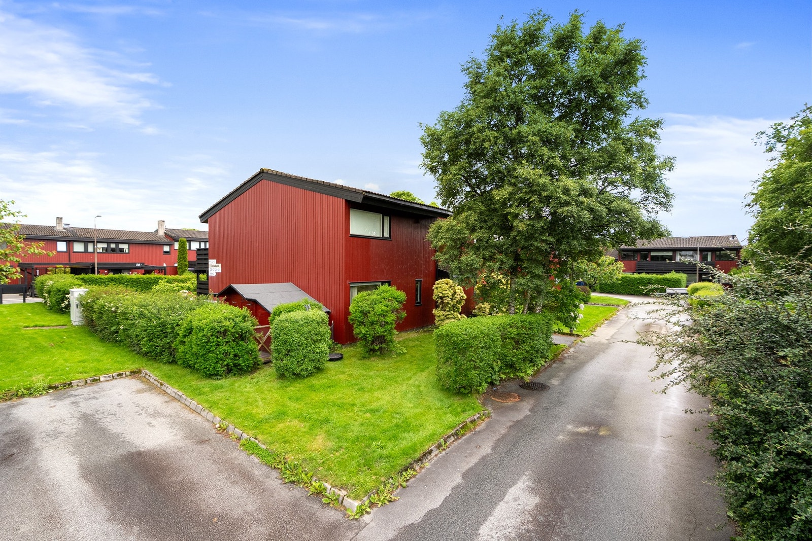 Store uteområder gir rom for lek, trampoline, hageprosjekter eller avslappende dager i solen. Galleribilde