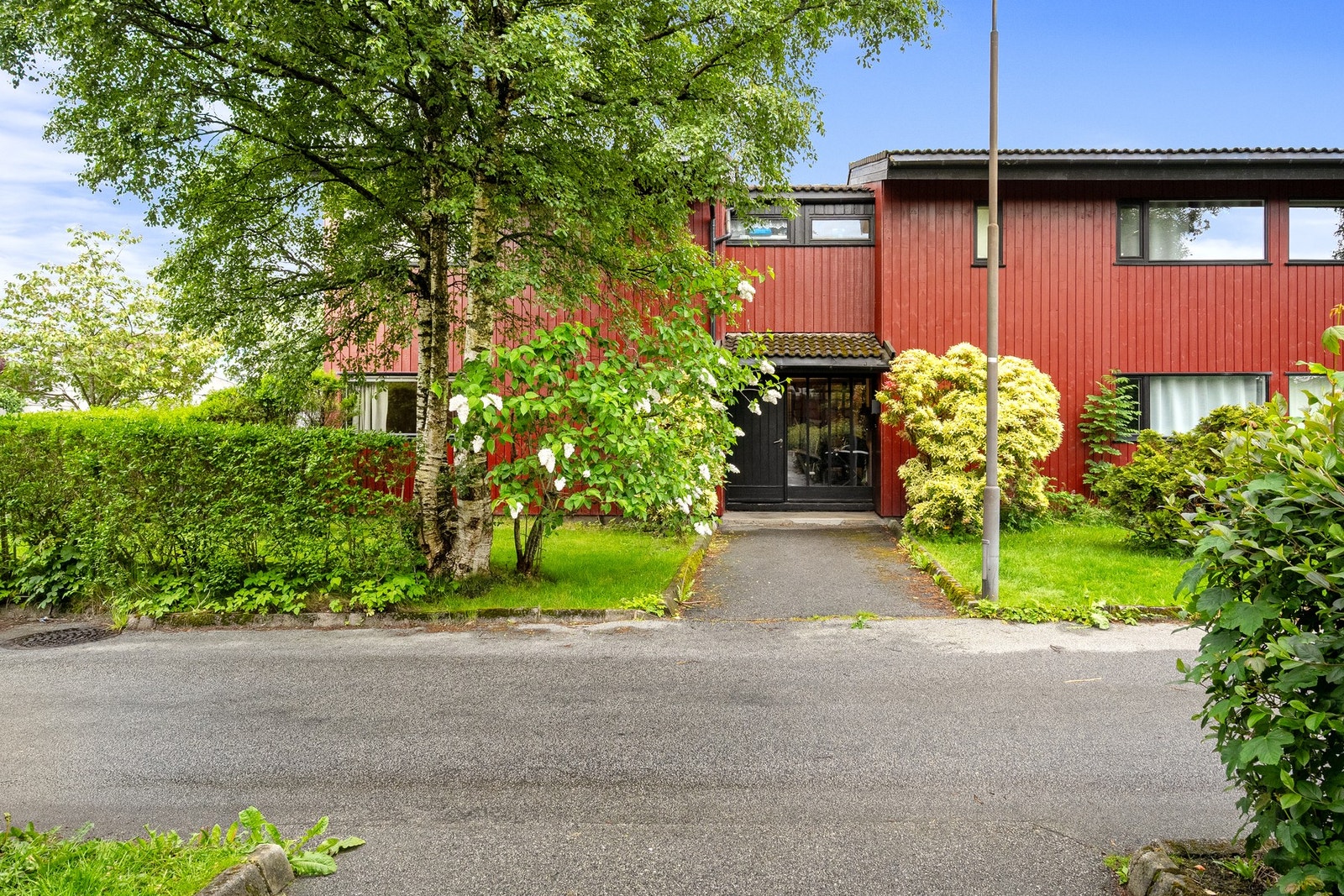 Skjermet inngangsparti i et fredelig og etablert bomiljø. Galleribilde
