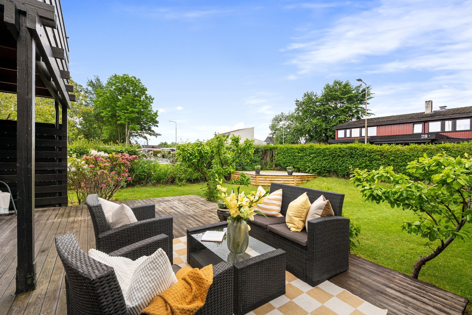 Den vestvendte terrassen blir raskt et naturlig samlingspunkt på varme sommerdager. Galleribilde