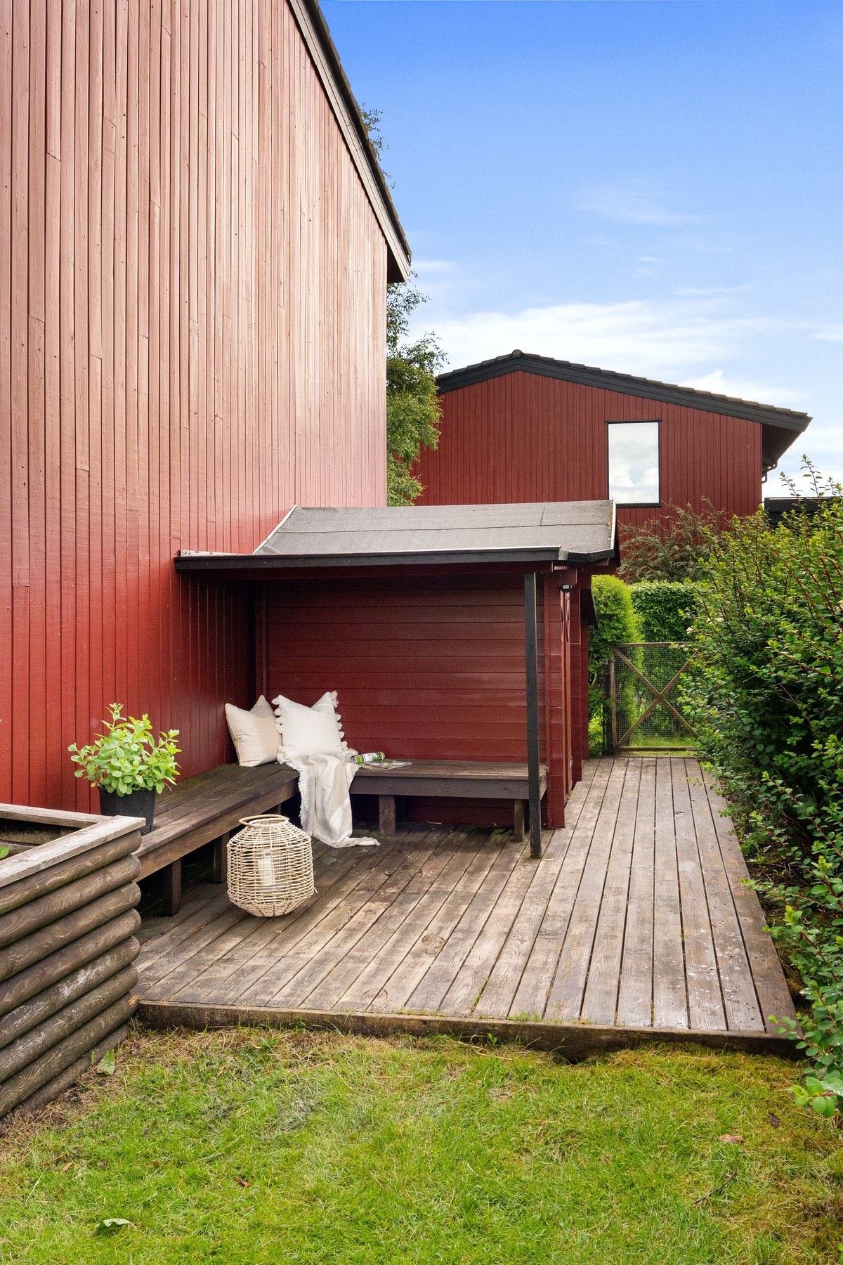 Den sørvendte terrassen gir sol fra formiddagen og er et perfekt sted å trekke seg tilbake. Galleribilde