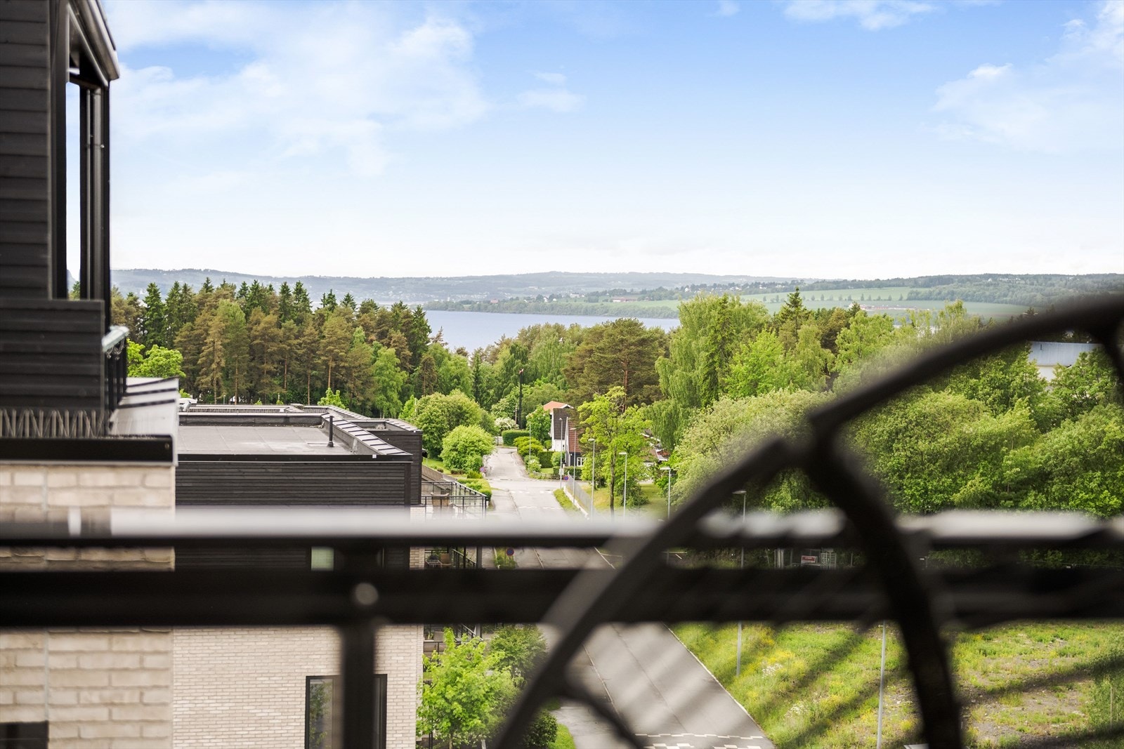 Det er fine tur- og rekreasjonsmuligheter langs Mjøsa som ligger kun noen hundre meter fra inngangsdøra. Galleribilde