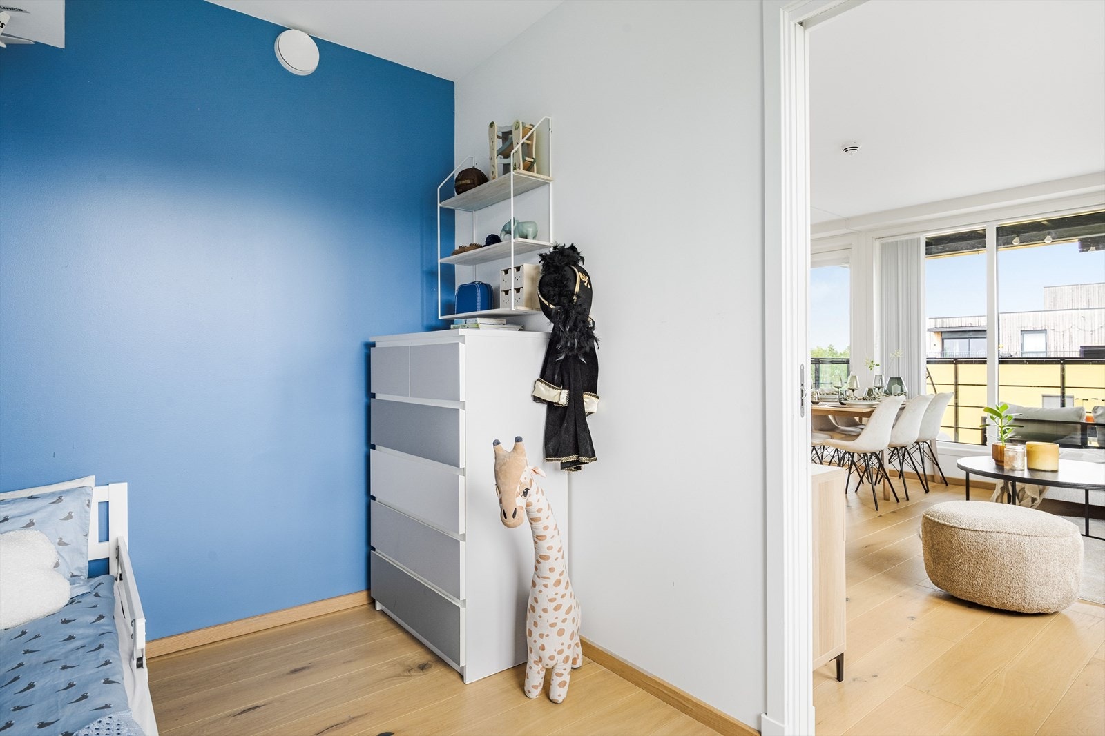 På soverommet er det plass til seng, kontorpult og garderobeløsninger - alt etter eget ønske og behov. Galleribilde