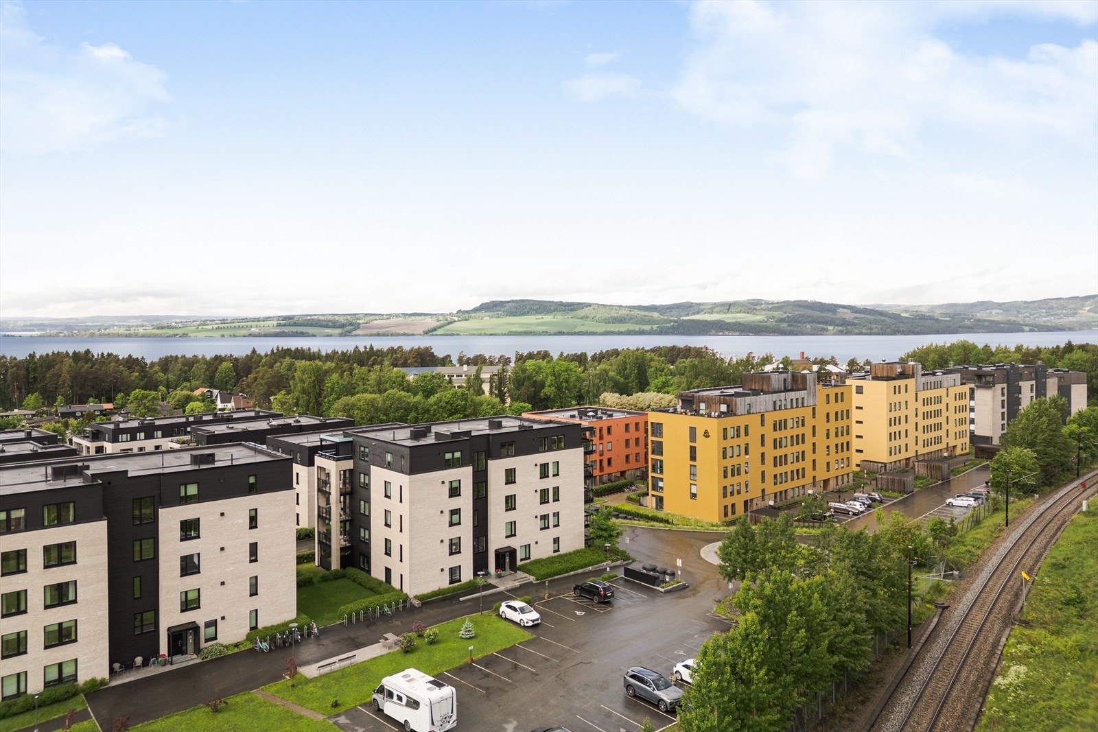 Leiligheten ligger i et attraktivt og rolig område på Martodden på Hamar vest. Her er det godt å bo for både de yngre og eldre. Galleribilde