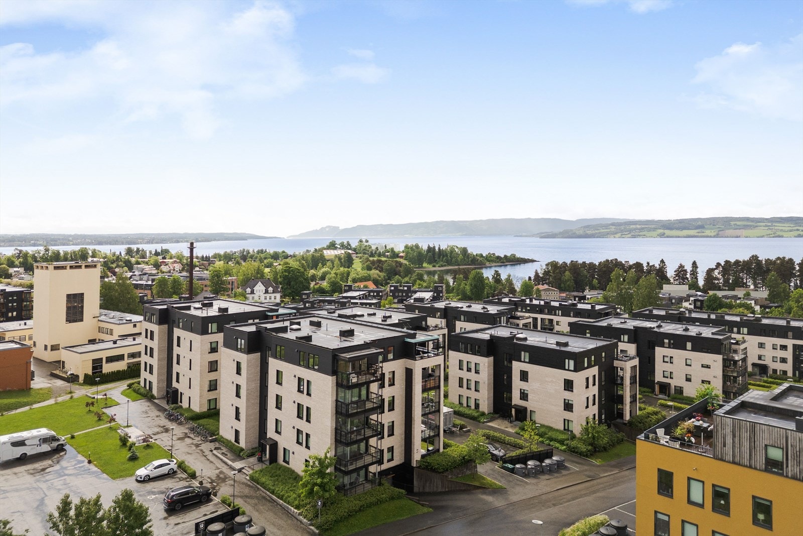 Det er fine tur- og rekreasjonsmuligheter langs Mjøsa som ligger kun noen hundre meter fra inngangsdøra. Herfra går det stie nordover mot Jessnes og sørover mot Hamar. Galleribilde