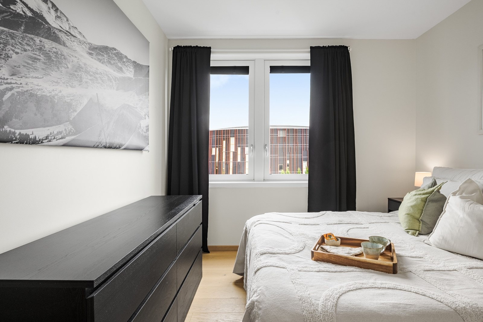 Soverommet har store vinduer som slipper inn rikelig med naturlig lys, samtidig som det ikke er sjenerende innsyn. Galleribilde
