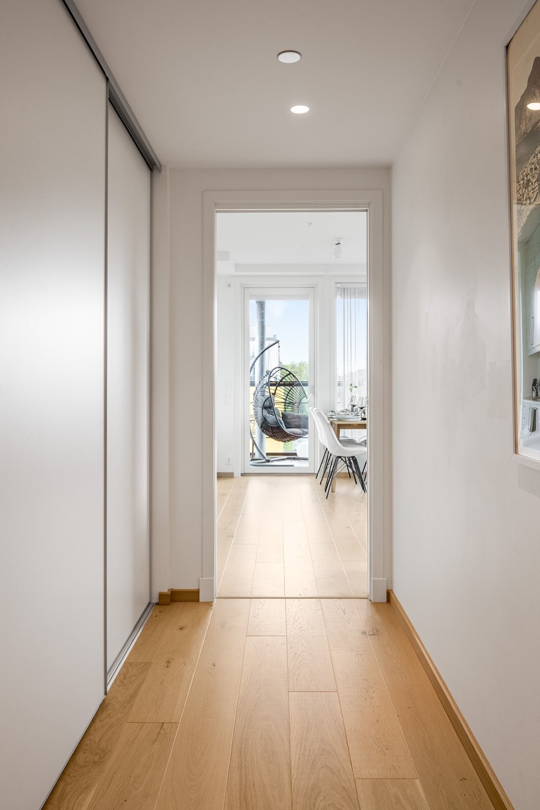 I entréen har du rikelig med oppbevaringsplass i stor plassbygget skyvedørsgarderobe. Galleribilde