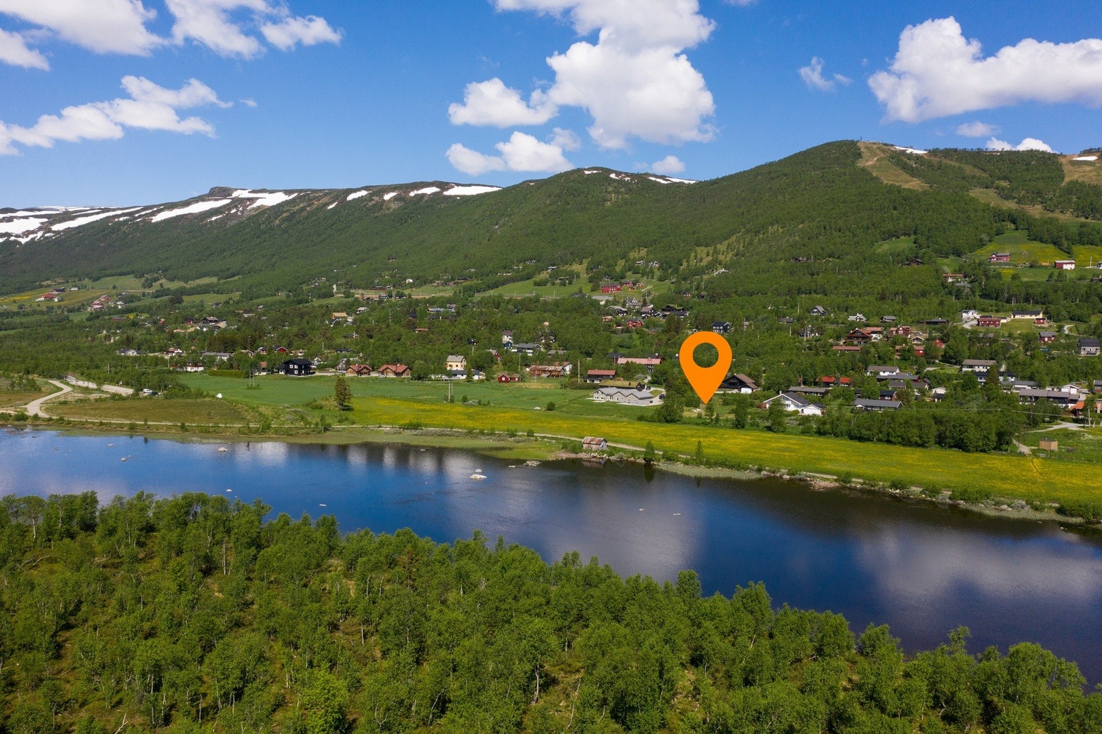 Tomten har en fantastisk beliggenhet på første rekke mot Ustedalsfjorden Galleribilde