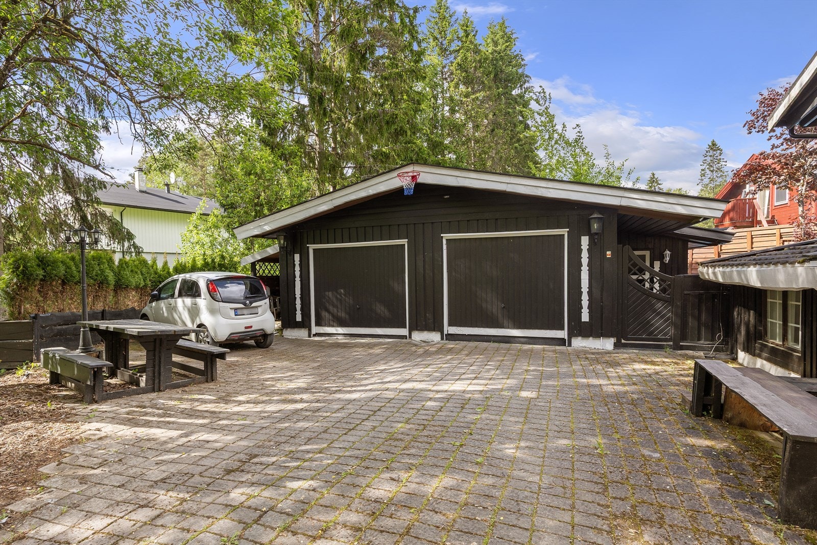 Gode parkeringsmuligheter i garasje. Det medfølger en utvendig bod ved garasje på ca. 6 kvm Galleribilde