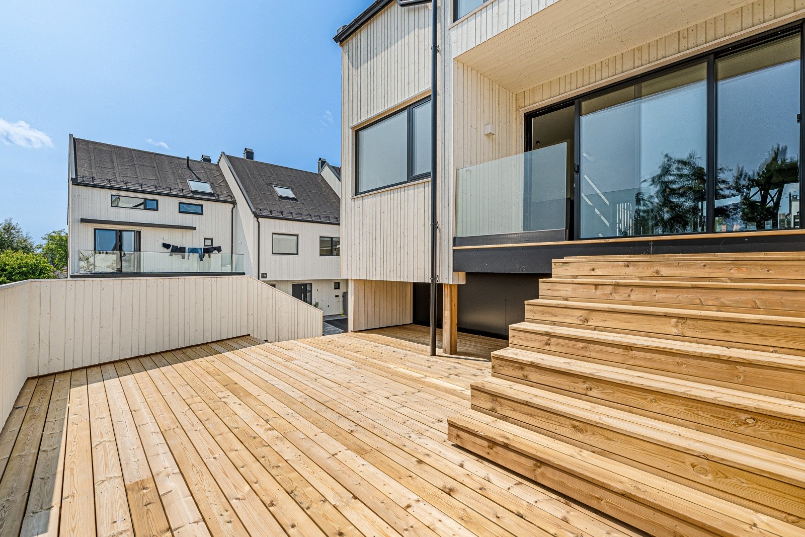 Solrik terrasse med trapp og utgang fra spisestue Galleribilde