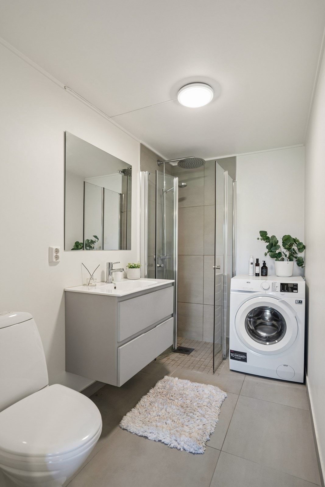 Badet ble oppgradert i 2020 med nytt sluk, ny membran og nye fliser i dusjsonen, samt elektriske varmekabler i gulvet. Galleribilde
