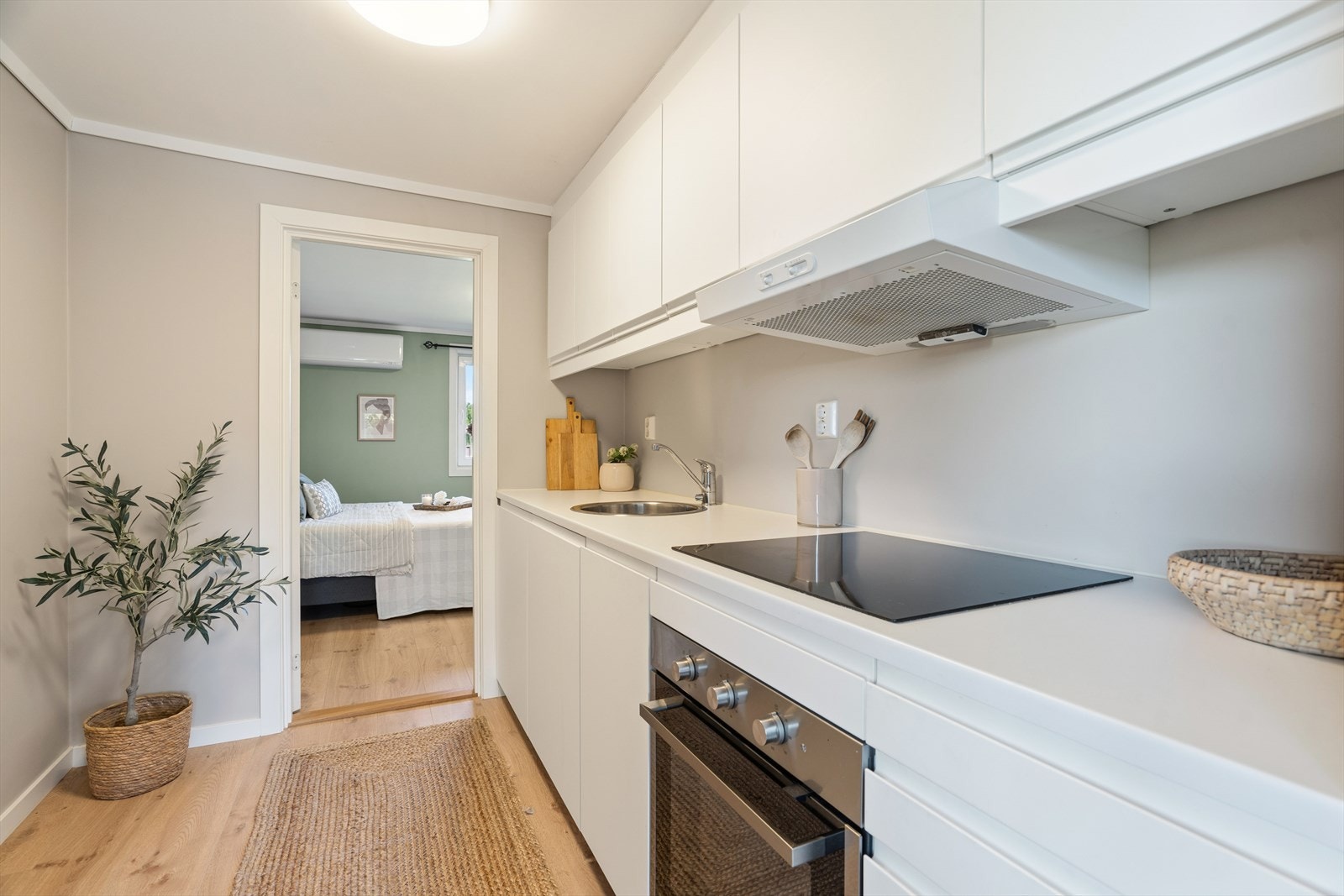 Kjøkkenventilator med kullfilter og en 107-liters varmtvannsbereder fra 2020 under benken. Galleribilde