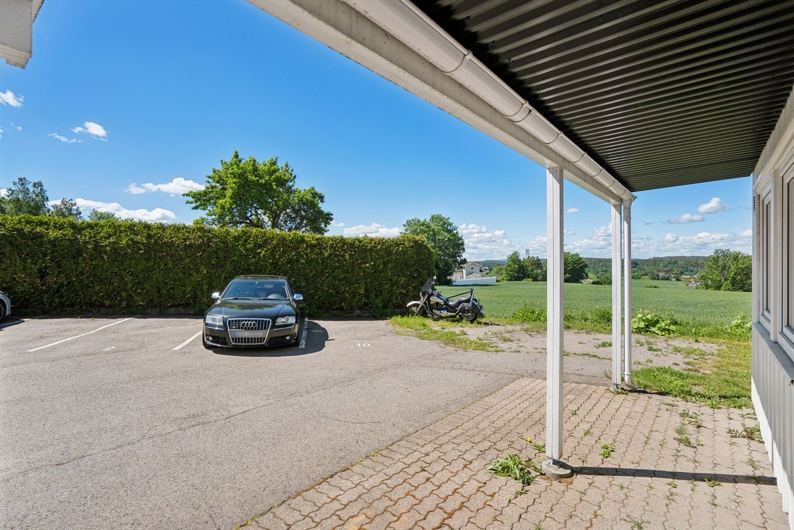 Fast parkeringsplass og lave vedlikeholdsbehov gjør boligen velegnet for førstegangskjøpere, pendlere eller utleie. Galleribilde