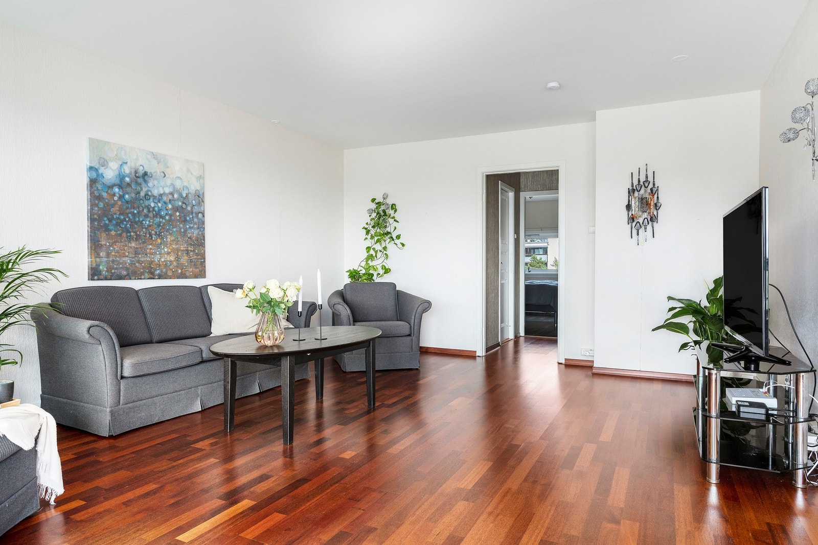 Her er det naturlige møbleringssoner for sofa, TV og spisegruppe. Galleribilde