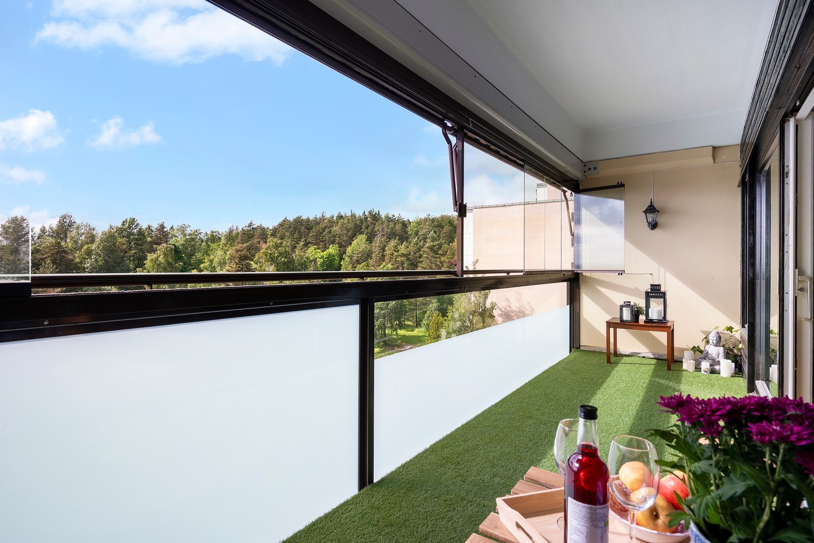 Her kan du nyte ettermiddager med sol og en fantastisk utsikt, samtidig som du har god plass til både utemøbler og planter. Galleribilde