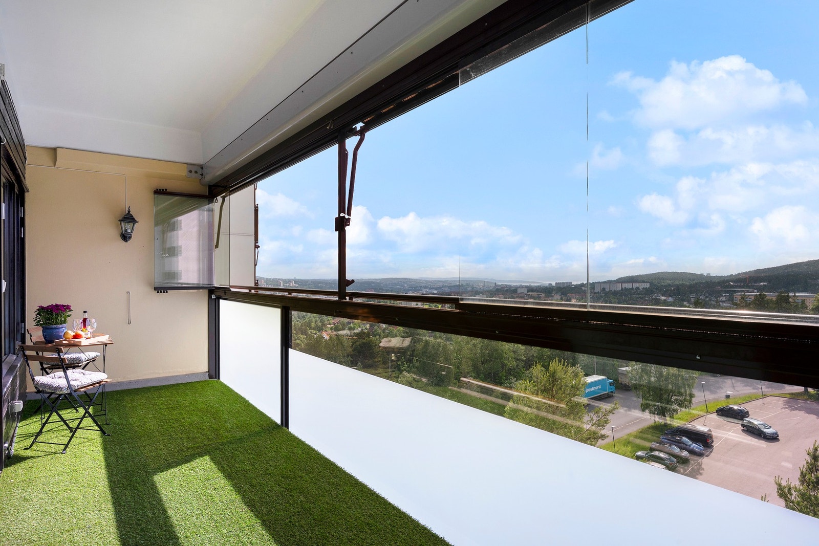 Balkongen på 14 kvm er vestvendt og innglasset, og blir en naturlig forlengelse av stuen. Galleribilde