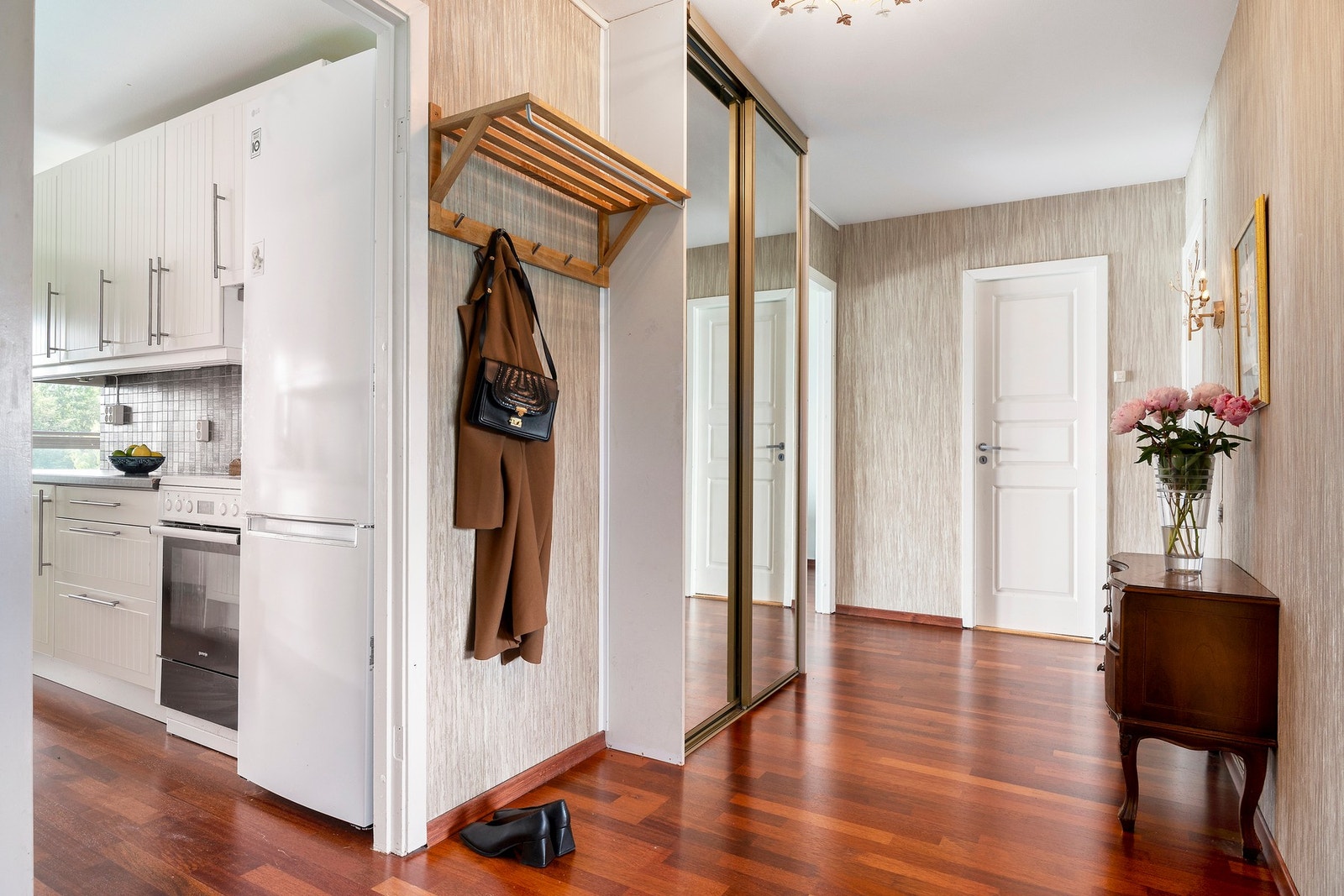 Velkommen inn i en avlang og luftig entré som fungerer som et naturlig knutepunkt til boligens øvrige rom. Galleribilde