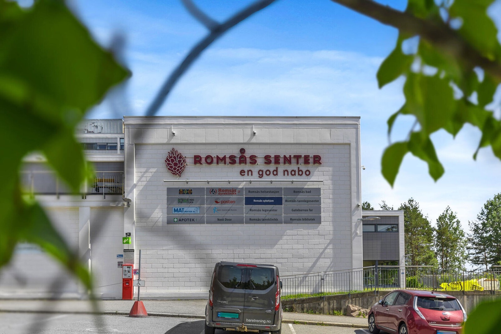 Romsås senter ligger en kort tur unna. Her finner du alt fra dagligvarebutikker, bibliotek, frisørsalong, pizzeria, tannlege, veterinær, legekontor, treningssenter, svømmehall og mer. Galleribilde