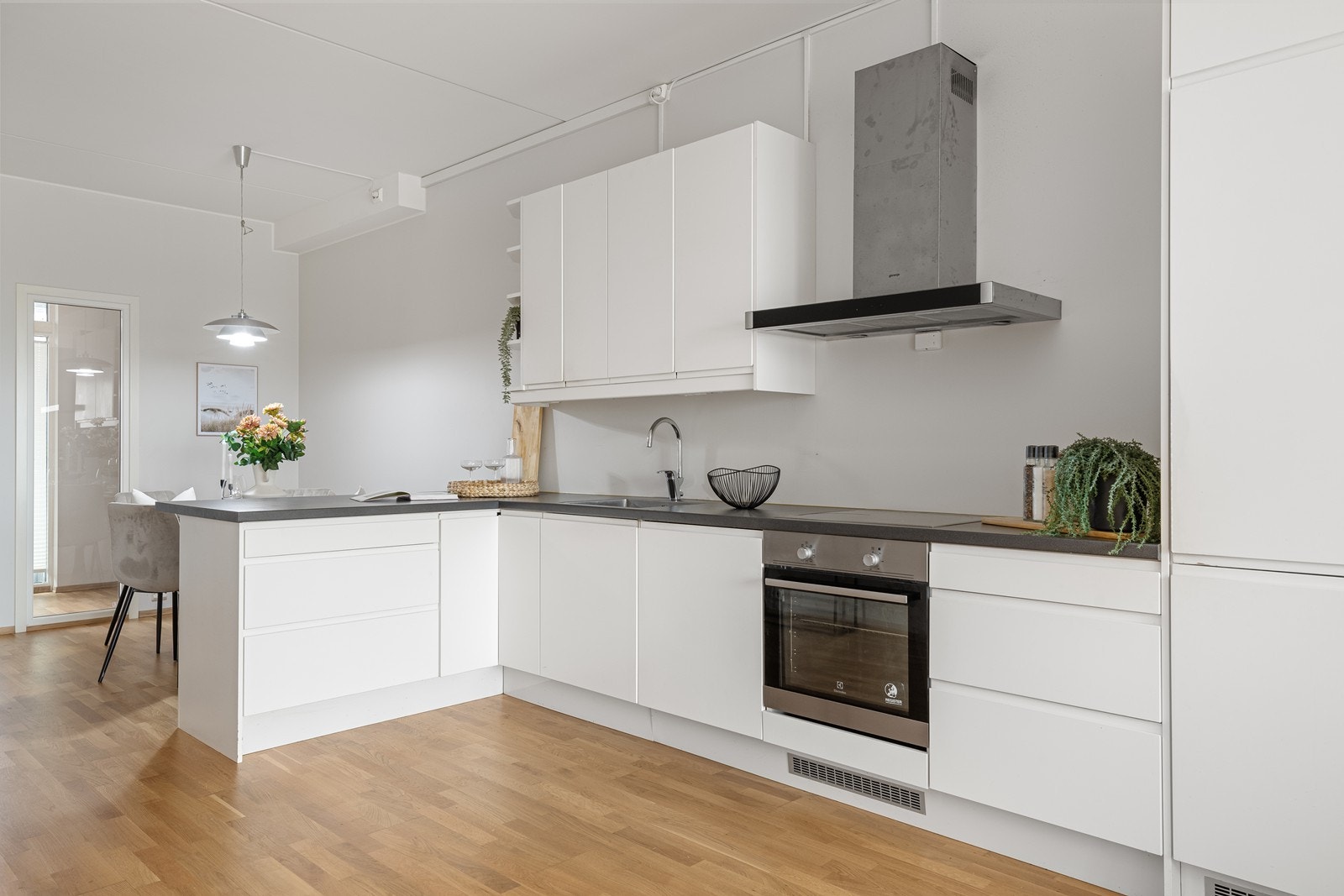 Kjøkkenet er utstyrt med kjøl-/fryseskap, oppvaskmaskin, platetopp, stekeovn og komfyrvakt. Galleribilde