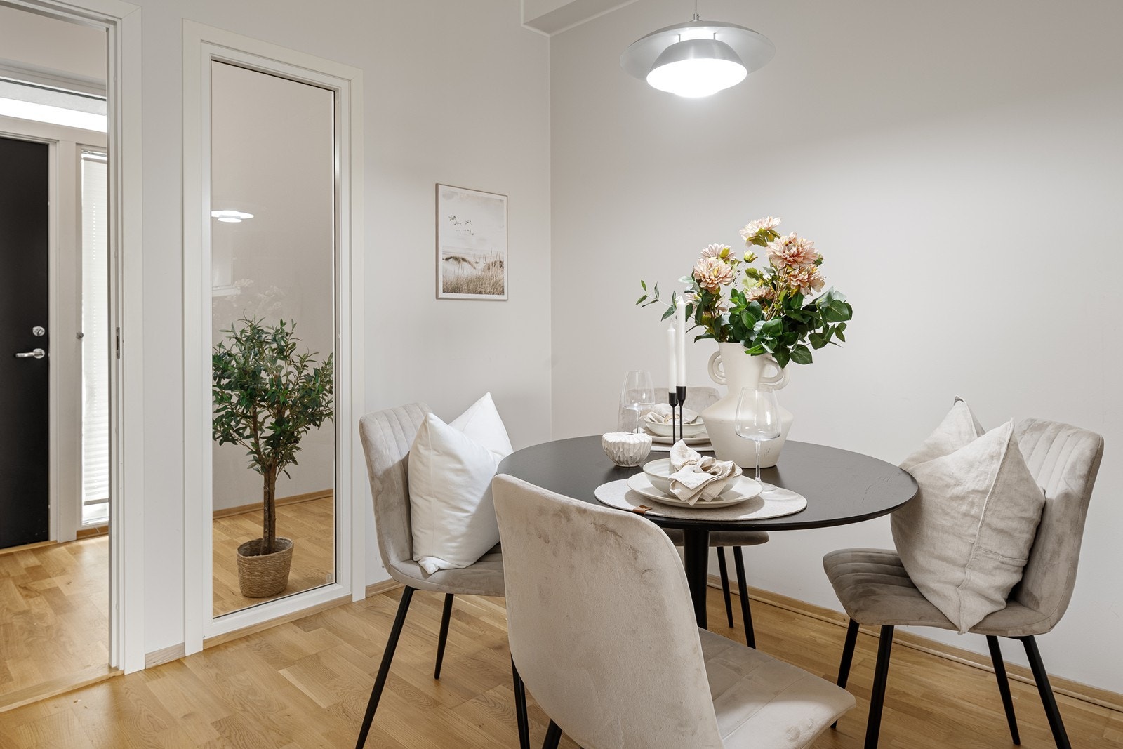 Her er det spiseplassen som møter deg først og gir en naturlig og hyggelig velkomst. Enkel og god planløsning som fungerer godt i hverdagen. Galleribilde