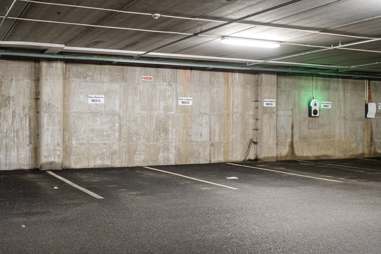 Egen parkering i lukket anlegg. Flere gjesteparkeringer. Galleribilde