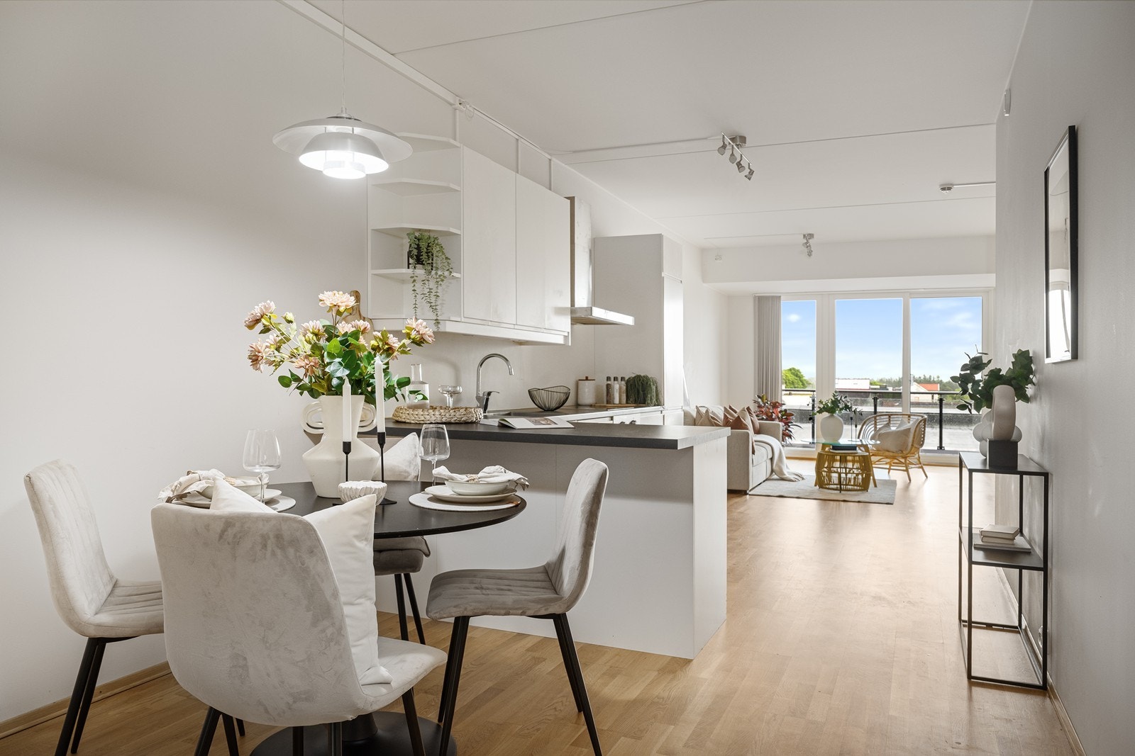 Lys og innbydende stue i åpen løsning mot kjøkken. Galleribilde