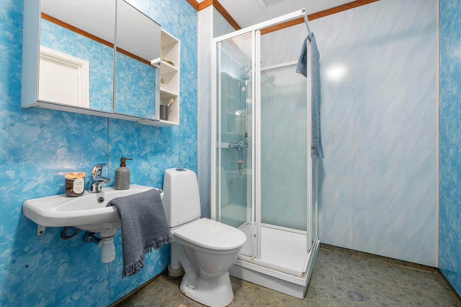 Badet er på 5,5m² og har en praktisk utforming med god plassutnyttelse Galleribilde