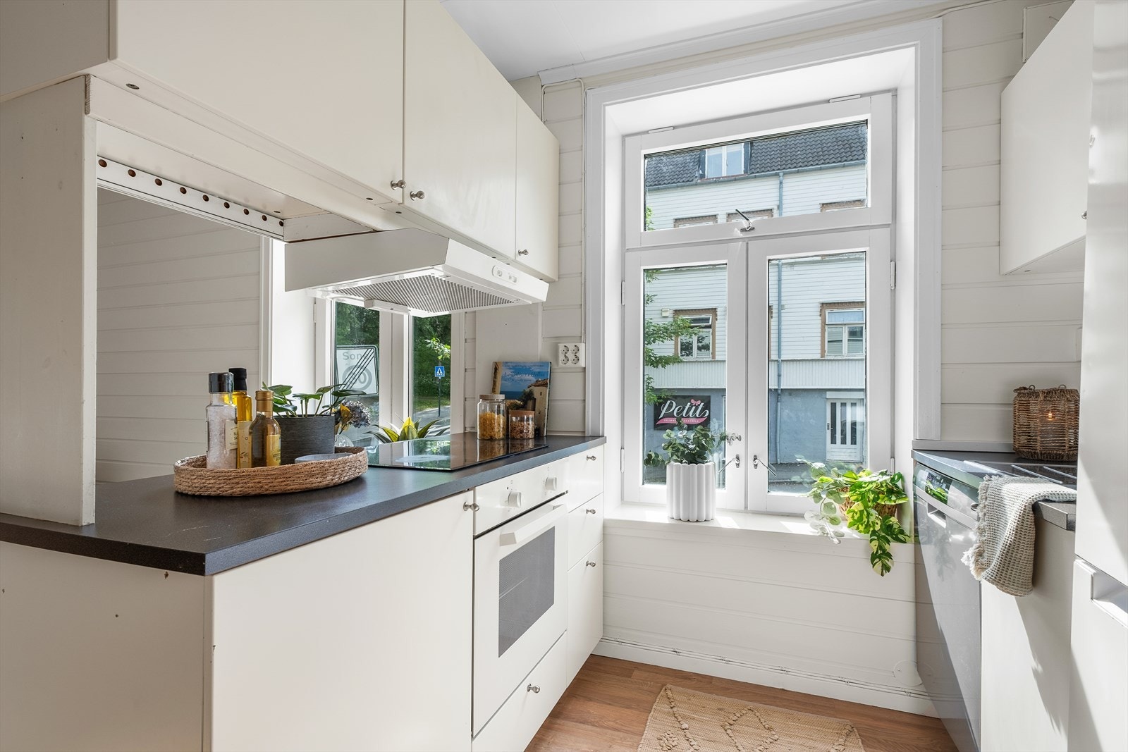 Kjøkkenet er vurdert til TG1 av takstmann og har integrerte hvitevarer, som platetopp, stekeovn og ventilator Galleribilde
