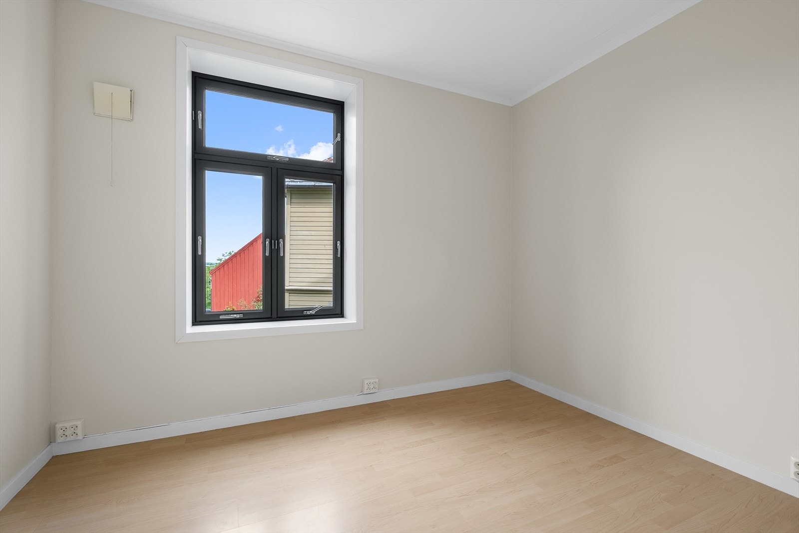 Lunt og lyst soverom på 7,5 m², nylig malte vegger og tak i hele boligen Galleribilde