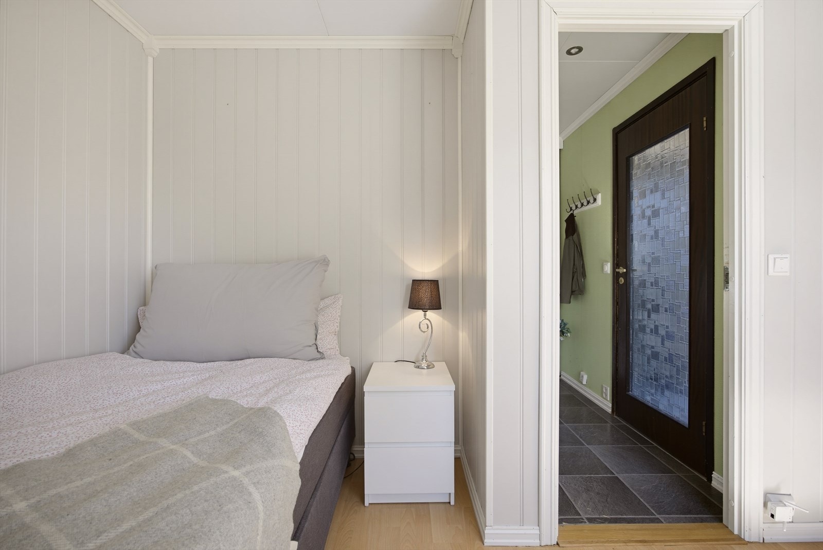 Lyst og innbydende soverom med store vindusflater som slipper inn godt med dagslys. Galleribilde